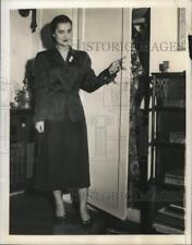 1950 Press Photo Princess Kia shows closet from which her furs were taken from picture