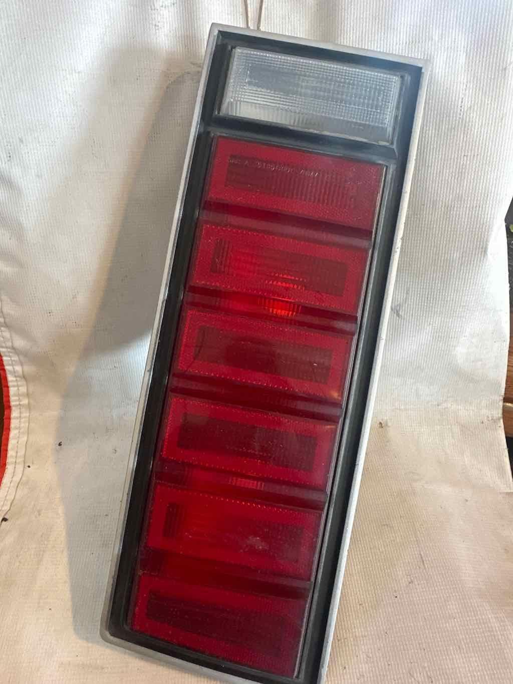 1983 FORD FAIRMONT DRIVER TAIL LIGHT