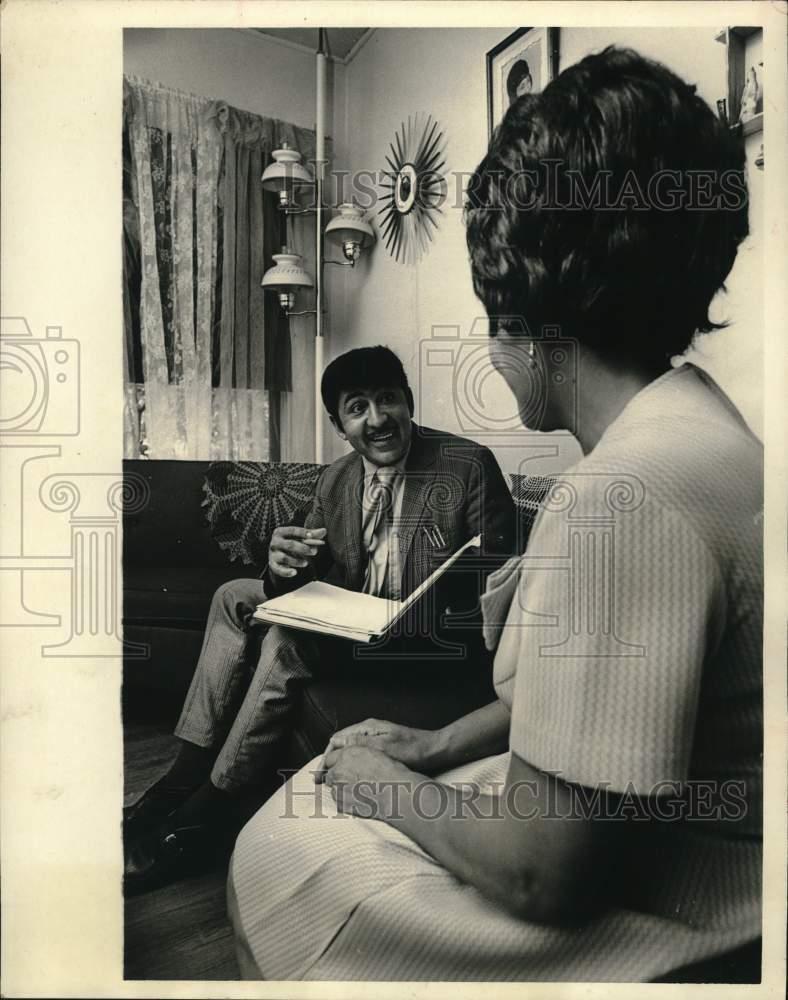 1970 Press Photo Marcos Urbina explains project to Mercedes Presas of Houston.