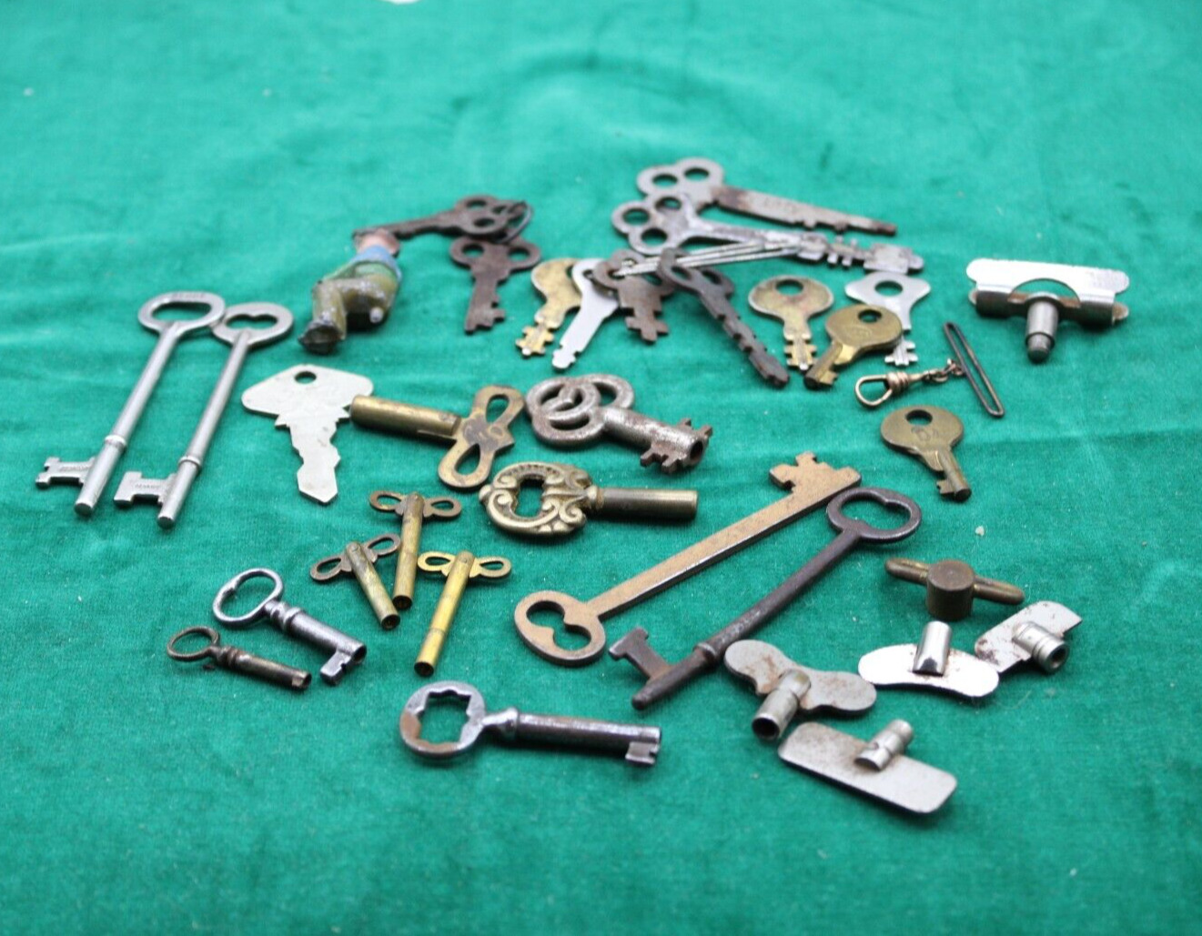 Lot 32 Vintage Antique Keys, Ford Tractor, Barrel Germany Skeleton Clock More