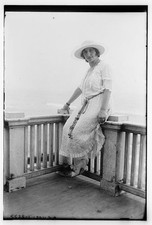 Photo:Galli-Curci Woman in Hat on Balcony 1920s picture
