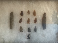 10 fine bird points and two knives of Dakota knife River flint and chirt picture