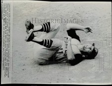 1964 Press Photo Dick Schofield of Pirates rolls in pain during hame in NY picture
