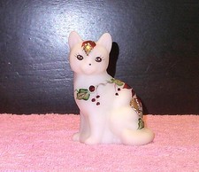VINTAGE FENTON 5165-P7 SATIN POINSETTIA GLOW HAND PAINTED SITTING CAT  1996 picture