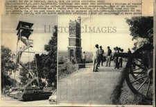 Press Photo Tourists gather at the Civil War battlefield site in Gettysburg, PA picture