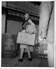 HOLLYWOOD BETTE DAVIS BEHIND SCENES ON SET PORTRAIT 1940s ORIG PHOTO MA80 picture