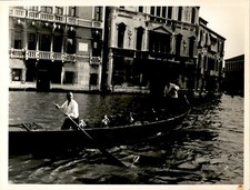 GA148 Original Photo GONDOLIERS IN CANALS Venice Italy Men Steering Tourists picture