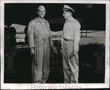 1955 Press Photo Cmdr. J.C. Young greets airman Lt. J.E. Carlitz, Baltimore MD picture