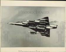 1968 Press Photo Mirage 5 French built jet bomber roars high in the sky in Paris picture