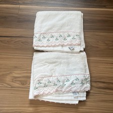 Vintage Saturday Knight Ltd White Pink Rosebuds Bath Towels Set Of 2 picture