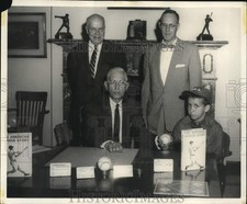 1963 Press Photo Robert Wilson welcomed by the executives at the Hall Of Fame picture