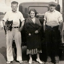 ID'd 1933 Detroit, MI Meyers Family Dog Auto Snapshot Photo Street View Flat Cap picture