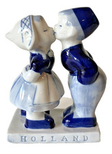 VTG-Delft Blue-Hand Painted-Dutch Colonial Boy & Girl Kissing Figurine-Holland picture