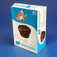 1970's Vintage 67¢ TASTYKAKE 12 CHOCOLATE CUPCAKES BOX w/ Treasure Hunt Game picture