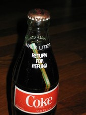VINTAGE RARE COCA COLA BOTTLE WITH STRAW INSIDE c1984 16.9 OZ USA BOTTLING ERROR picture