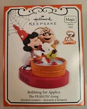 2012 Hallmark Bobbing for Apples Peanuts Halloween Keepsake Ornament MAGIC NEW picture