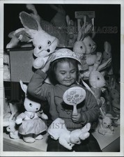 1963 Press Photo Jean Colley age 4 with a bunch of toy rabbits picture