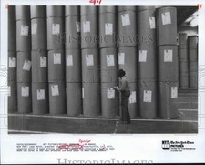 1984 Press Photo Worker Leon Smith of Crown Zellerbach's Inc. checks paper rolls picture