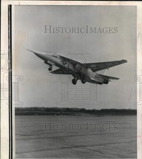 1966 Press Photo F-111 variable wing bomber plane-General Dynamics Corporation picture