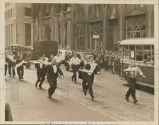 1937 Press Photo Waiters compete in a race on Lexington Avenue - nei00716 picture