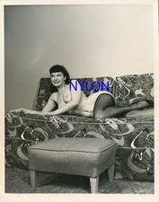 RARE BETTIE PAGE ON THE ATOMIC COUCH VINTAGE 1950's 5 x 4 PHOTOGRAPH picture