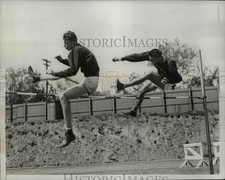 1935 Press Photo WH Ehrichs & Pitken of Columbia U in high jump - net20179 picture