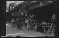 Photo:Japan 1908 Market Street Crowds Vendors City Life Arnold Genthe picture