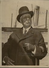 1938 Press Photo Samuel Insull Irritated by Cameramen Tells Them No More picture