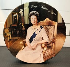 Vintage 1977 Carr’s Queen Elizabeth II Silver Jubilee Biscuit Tin 10” Royalty picture