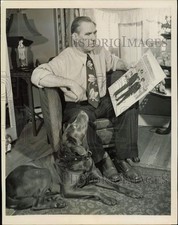 1955 Press Photo Capt. J.R. Farrow keeps vigil for son on Flying Arrow ship, IL picture