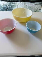VINTAGE PYREX NESTING MIXING BOWL SET YELLOW 4 QT BLUE 1 1/2 PNT & RED 1 1/2 QT picture