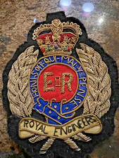 Royal Engineers Royal Crown Laurel Leaves ER Black Background Pin Back picture