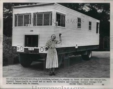 1953 Press Photo Mrs C S Kullbom In Front Of Her Trailer During Visit To Chicago picture