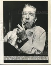 1962 Press Photo British poet Ralph Hodgson, gold medal from Queen Elizabeth picture