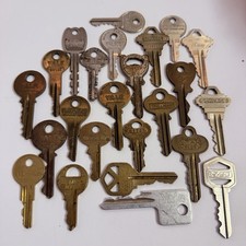 Vintage Lot Of 25 Assorted Brass Keys Slaymaker , Yale , Atlas , Skillman picture
