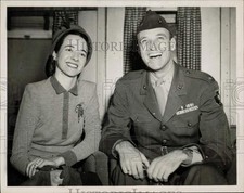 1945 Press Photo Colonel James Roosevelt and wife arrive on train in Los Angeles picture