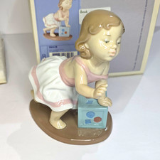 Lladró My First Steps Nina Porcelain Figurine 06428 w/ Box, Glossy picture