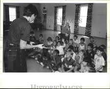 1989 Press Photo Alligator Shown at Christ Episcopal School Kindergarten Class picture