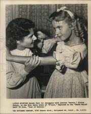 1957 Press Photo Doreen Dare and Elaine DuPont star in 