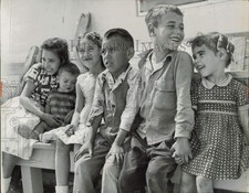1958 Press Photo Children of migrant farm workers, out of school - lra29865 picture