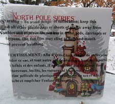 2011 Department 56 #809360 SANTA'S HELPERS TRAINING ACADEMY Unused SEALED Look picture