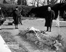 WINSTON CHURCHILL VISITS THE GRAVE OF FRANKLIN D. ROOSEVELT  8X10 PHOTO (AB-511) picture