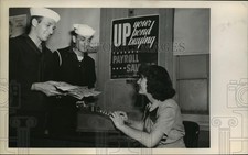 1945 Press Photo sailors pose purchasing United States War Bonds - nemo17558 picture