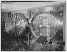 Photo:Huntington Long Island NY 1954 First Suffolk National Bank Vault picture