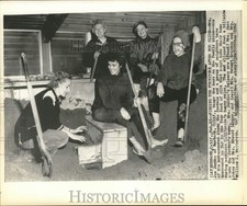 1962 Press Photo Mrs. Joe Jordan and Friends, Flooded Home, Burbank, California picture