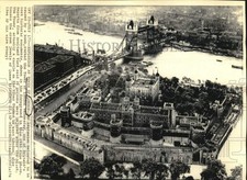 1950 Press Photo Aerial view of the Tower of London after explosion - lrx65712 picture
