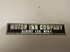 Vintage Motor Inn Company Albert Lea Minnesota Metal Automobile Emblem picture