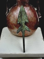 2,000 YR OLD ANCIENT ROMAN BARBED BRONZE ARROWHEAD picture