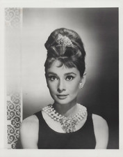 HOLLYWOOD BEAUTY AUDREY HEPBURN STYLISH POSE STUNNING PORTRAIT 1960s Photo 673 picture