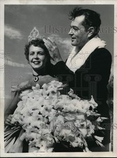 1953 Press Photo Tony Martin Crowns Kathy Darlyn Gladiola Queen in Florida picture